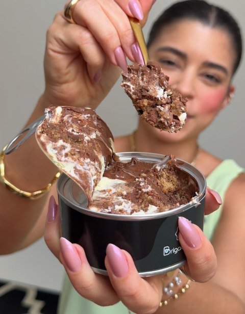 Supreme Cookie Chocolate Duo (chocolate ao leite e branco) aberto na lata