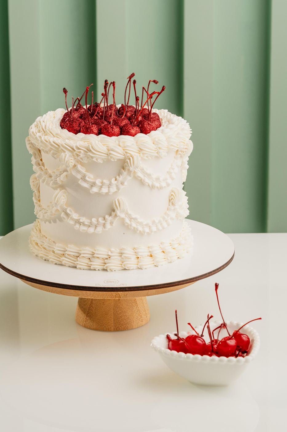 Torta decorada com cerejas
