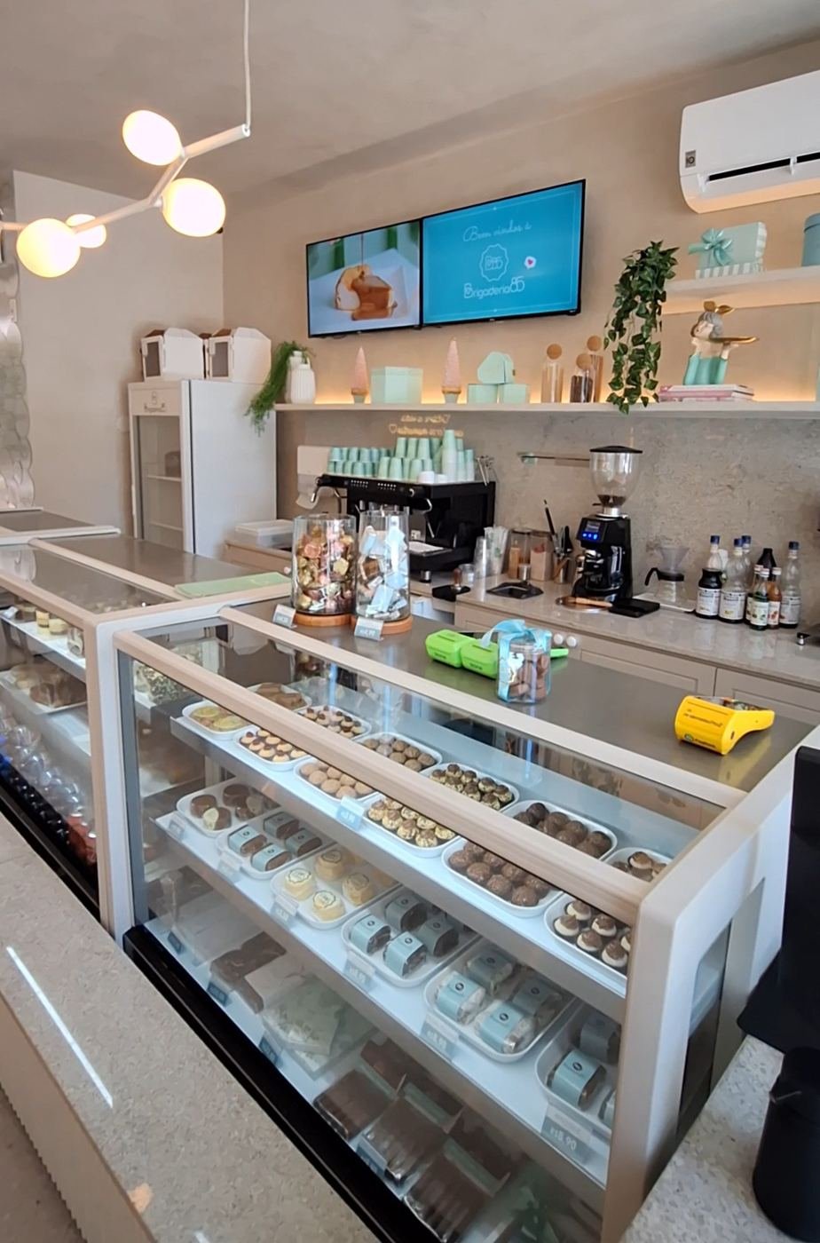 Vitrine de doces e bar de café