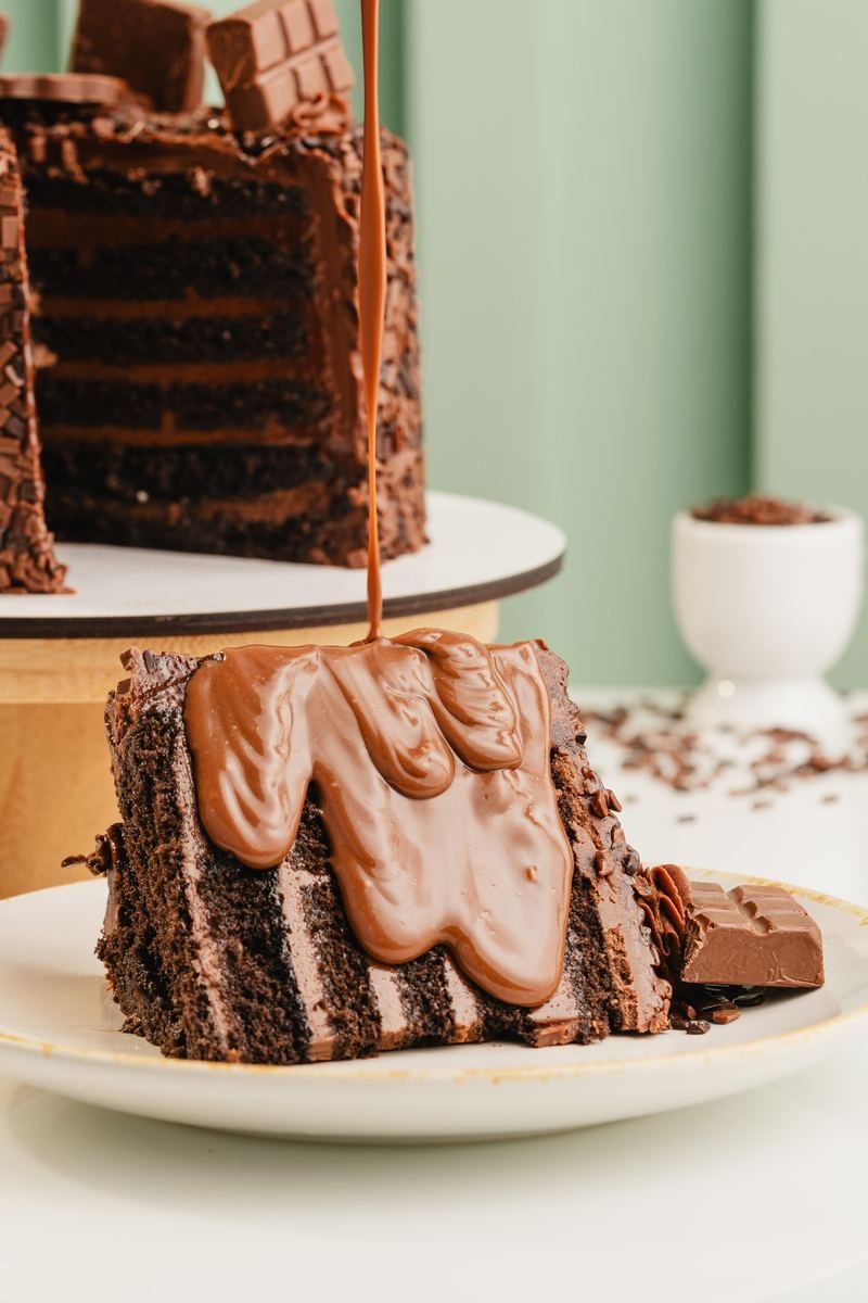 Fatia de bolo de chocolate com calda