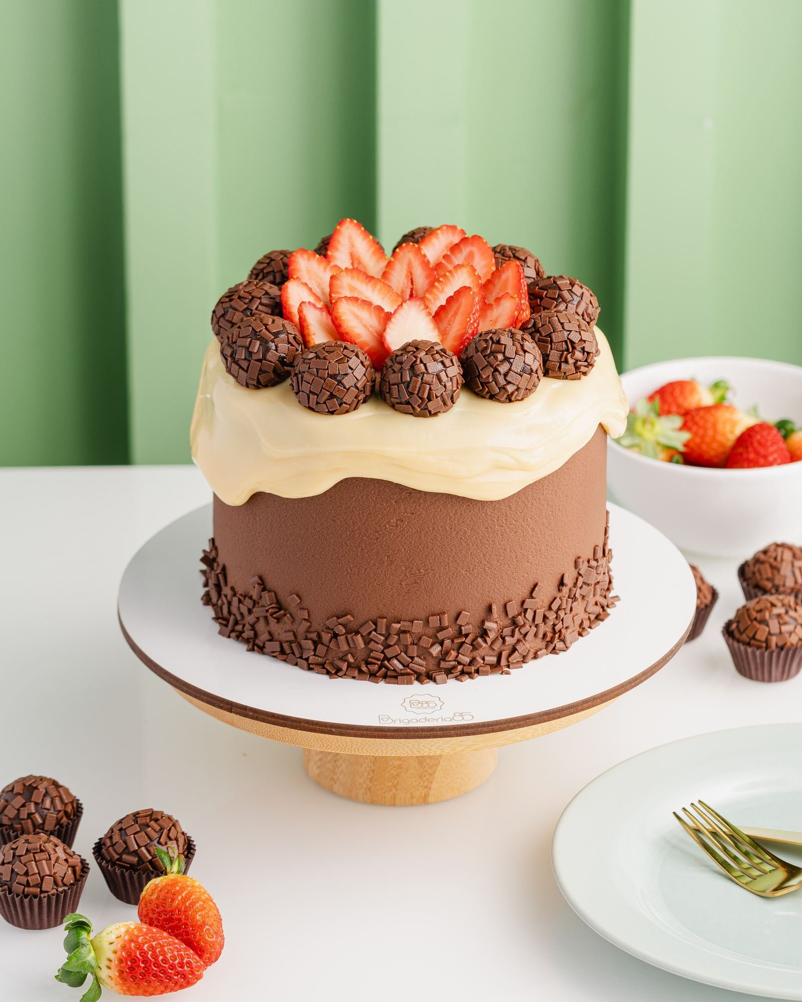 Bolo de chocolate com morangos e brigadeiros