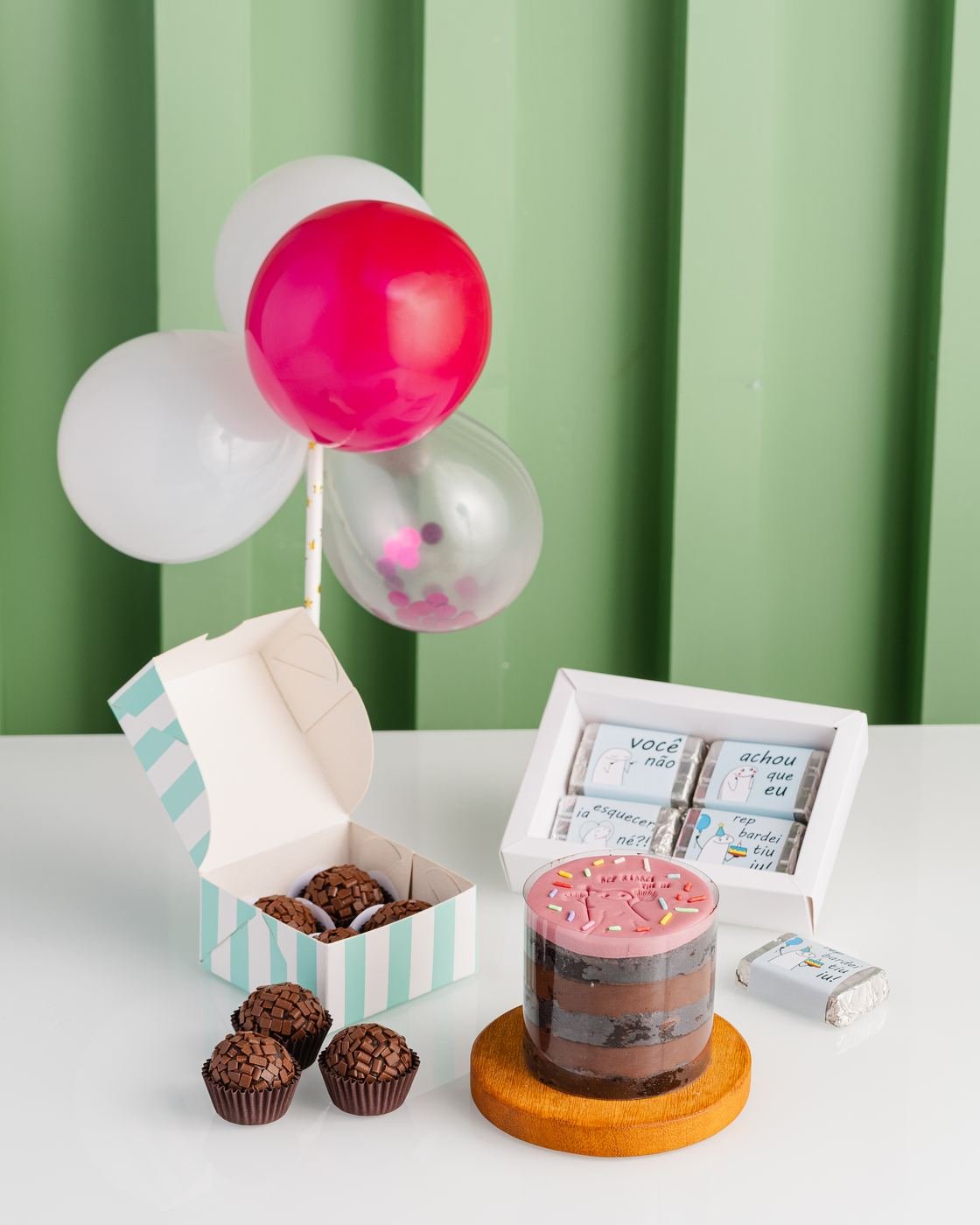 Kit presente com brigadeiros, mini bolo e chocolates